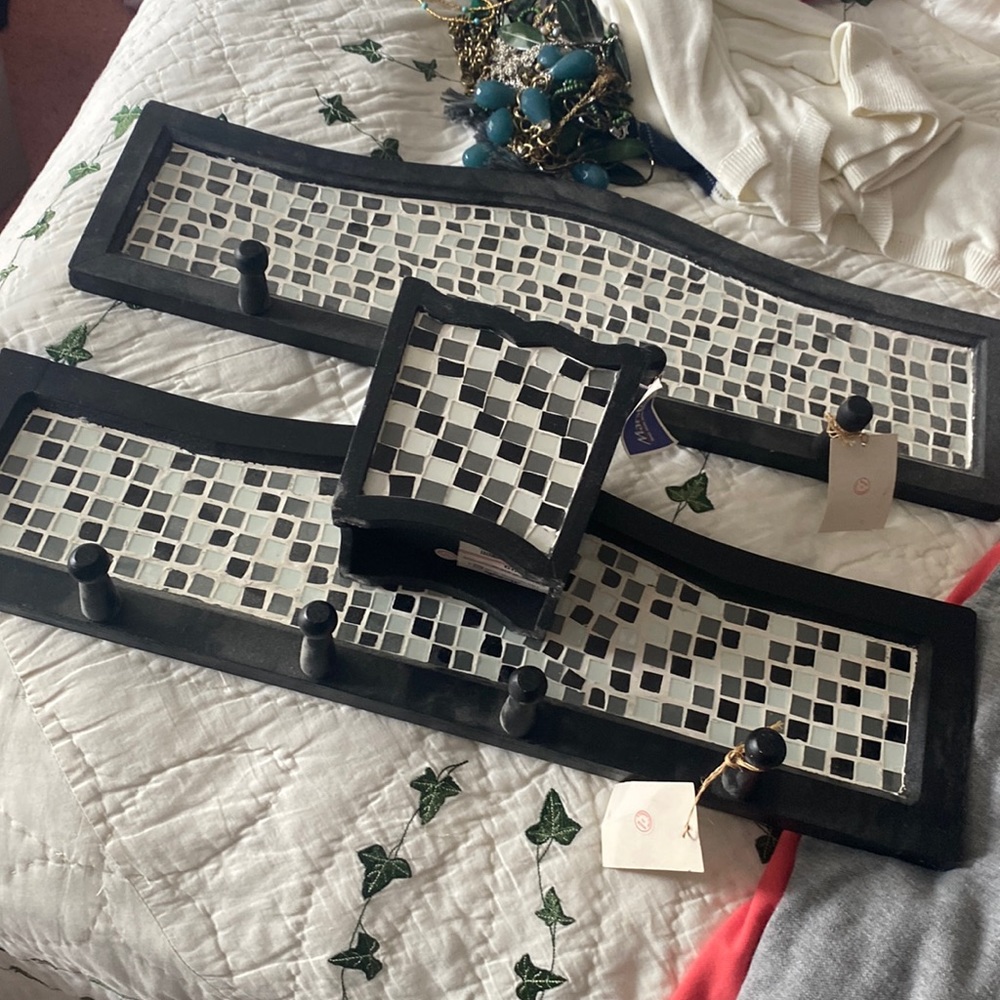 Set of 2 Wall Hooks & Tissue Box Holder